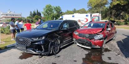 Antalya’da iki otomobil çarpıştı: 7 yaralı