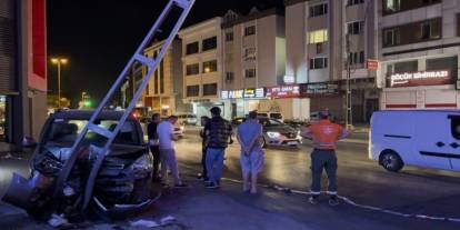 Aşırı Hız Kazası: Otomobil Elektrik Direğine Çarptı, 3 Yaralı
