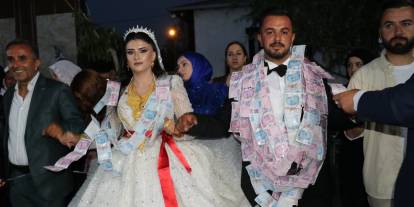 Van'da görkemli Aşiret Düğünü: Geline 2 Kilo Altın, Damada 6 buçuk milyon TL takıldı