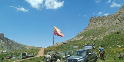 Galatasaray Aşkı dağ, taş dinlemiyor! Doğa Severler Cilo dağı salt göllerine Galatasaray Bayrağı Dikti