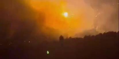 Alevlerin sardığı yüksek gerilim hattı bomba gibi patladı