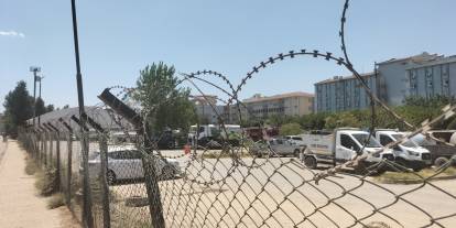 Cizre’de itfaiye oto parkını çevreleyen dikenli teller tehlike saçıyor