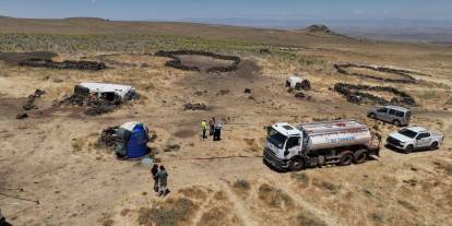 Diyarbakır'da yaylada kalan besicilerin hayvanlarına tankerlerle su taşınıyor