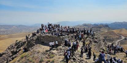 Nuh’un Gemisinin karaya oturduğu, İnsanlığın yeniden dirildiği Cudi Dağına insan seli yağdı