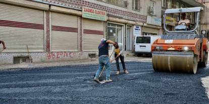 Cizre’de DEDAŞ ve Doğalgaz ekiplerinin bozduğu cadde ve sokaklar sıcak asfaltla kaplanıyor