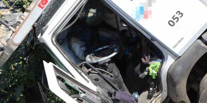 Amasya’da çarpışan tır ile kamyonet tarlaya uçtu: 2 yaralı