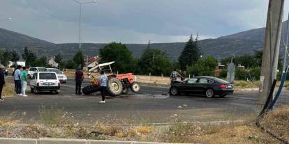 Isparta’da otomobil ile traktör çarpıştı: 2 yaralı