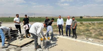 Silopi Kaymakamı, Bostancı Köyünde Parke taşı çalışmalarını inceledi
