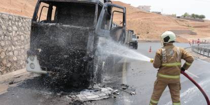 Cizre’de seyir halindeki TIR alevlere teslim oldu