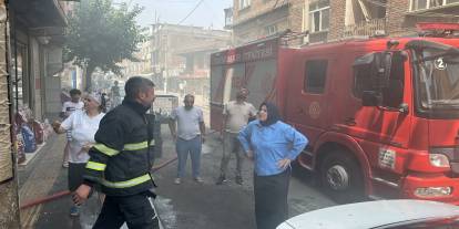 Diyarbakır'da Ev Yangını: Caddeyi Duman Kapladı