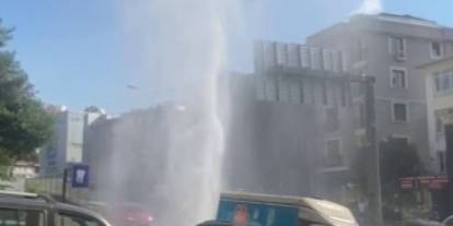 Kadıköy’de su borusu patladı: Tazyikli su metrelerce havaya fışkırdı