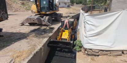 Cizre Belediyesi Yağmurlama kanallarında temizlik çalışması başlattı