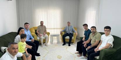Cizre Kaymakamı Baycar, YKS’de il birincisi olan öğrencileri evlerinde ziyaret etti