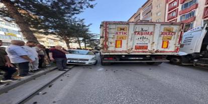 Kalp krizi geçiren tır sürüsü otomobile çarptı: 2 yaralı