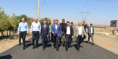 Cizre'de köy yollarına sıcak asfalt döküldü, Milletvekili ve Kaymakam çalışmaları inceledi