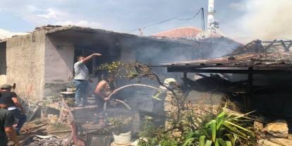 Burdur'da ahırda çıkan yangın eve sıçradı: 6 kişi dumandan etkilendi
