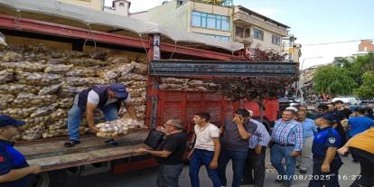 20 Ton Patatesi Ücretsiz Dağıttı, Mahalle Halkının Gönlünü Kazandı