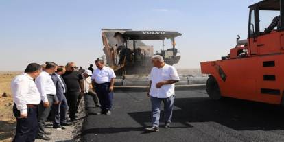 Cizre’de Yol Seferberliği! Kaymakam Baycar, Kaya Köyü Asfalt Çalışmalarını İnceledi