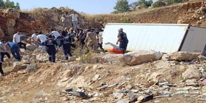 Diyarbakır'da kamyonet şarampole devrildi: 3 yaralı