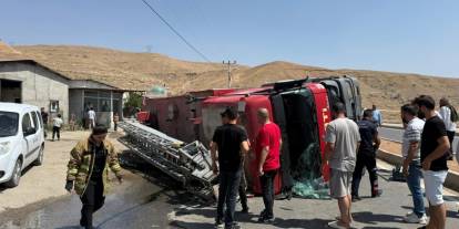 Cizre’de Trafik kazası geçiren itfaiye erleri, yaralı halde yangına müdahale ettiler