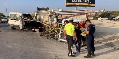Öğrencileri Mersin'e tatile getiren minibüs kaza yaptı: 2 ölü, 10 yaralı