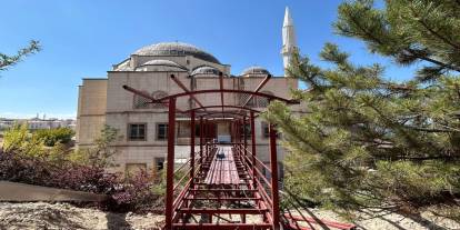 Van'da bir ilk: Caminin girişine merdivensiz asma geçit yapıldı