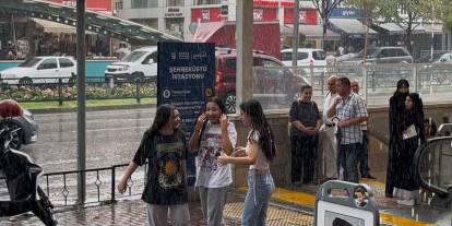 Yağışlı havayı gören gençler yağmurun altında dans etti