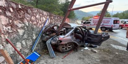 Burdur'da otomobil yol kenarındaki levhaya çarptı: 3 yaralı