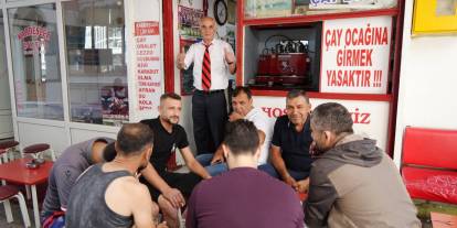 30 yıldır kravatla çay servisi yapıyor