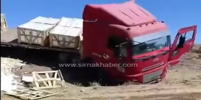 Şırnak-Mardin Yolunda Yüklü Tır Yoldan Çıktı