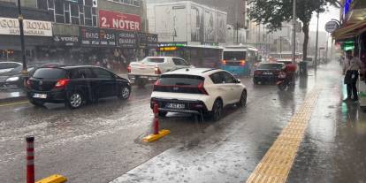 Van'da Sağanak Yağış Hayatı Felç Etti: Yollar Sular Altında Kaldı