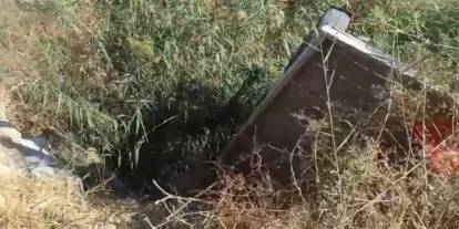 Tahliye kanalına düşen at kurtarıldı