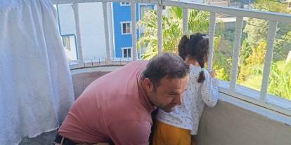 Cizre’de Kafası demir korkuluğa sıkışan çocuğu, itfaiye kurtardı