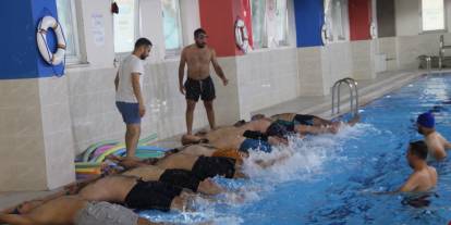 Cizre'de 18-45 yaş arası vatandaşlara ücretsiz yüzme eğitimi