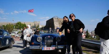 Klasik araç tutkunlarının Türkiye turu Erzurum\'dan başladı