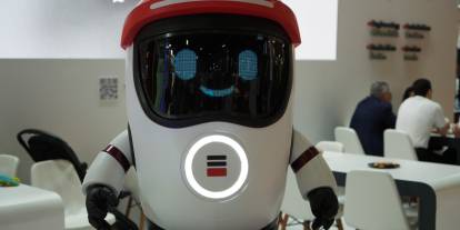 İnsanı algılayan robotik kollar endüstriyel boyama yapıyor