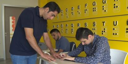 Görme engelli eğitmen öğrencilerine 'bağımsızlığı' hediye ediyor