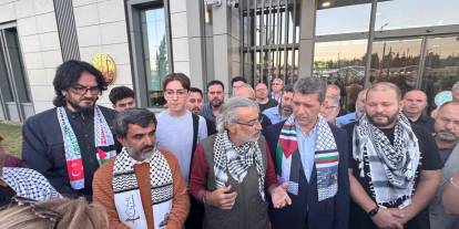İsrail'in alıkoyduğu 2 aktivist Antalya'ya döndü