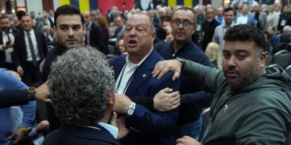 Fenerbahçe Yüksek Divan Kurulu Toplantısı'nda gerginlik