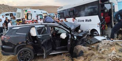 Şırnak’ta Otobüs ile otomobil kafa kafaya çapıştı, yolda can pazarı yaşandı