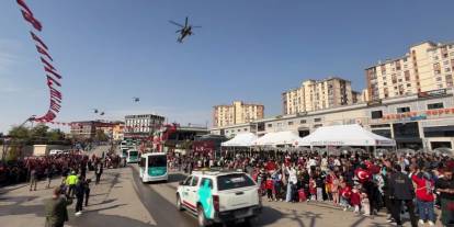 Askeri helikopterlerin geçişi Şırnak’ta Cumhuriyet coşkusunu zirveye taşıdı