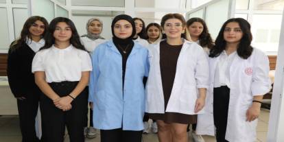 Bu lisede öğrenciler hem meslek öğreniyor hem para kazanıyor