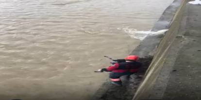 Derede mahsur kalan köpeği itfaiye ekibi kurtardı