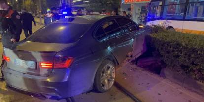 Polisten kaçarken rezil oldu: Lastiği patladı, refüje çıktı, uyuşturucu bulundu!