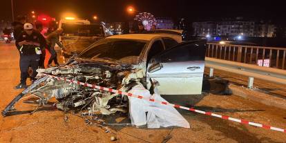 Görüntüler Korkunç! Otomobil Hurdaya Döndü, Motoru Yolun Ortasına Fırladı