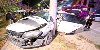 Korkunç Kaza: Otomobil Elektrik Direğine Adeta Saplandı!