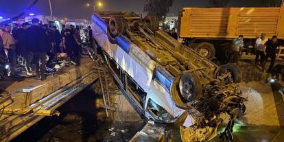 Yolcu minibüsü, otomobille çarpıştı 10 kişi yaralandı