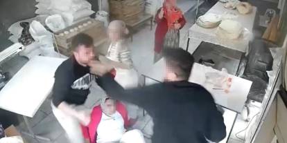 Yumruk yumruğa borç kavgasında kadın yerlerde sürüklendi