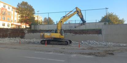 Öğrenci Güvenliği İçin Harekete Geçildi: Okul Duvarı Yıkılıyor!