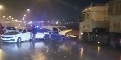 Uluslararası yolda zincirleme kaza: 12 araç çarpıştı, 13 kişi yaralandı